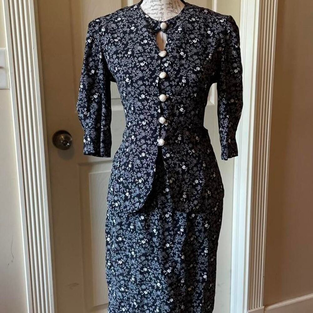 Unbranded Women's Navy and White Suit